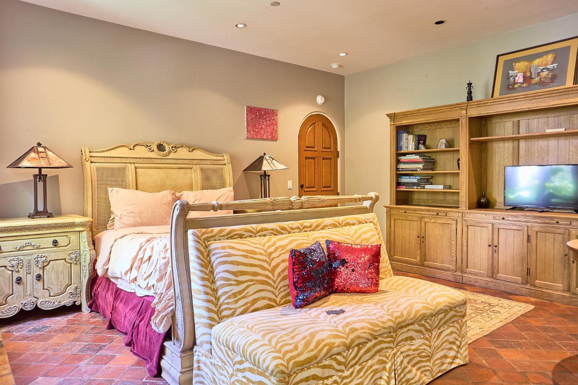 Homestay Beverly Hills Spanish *