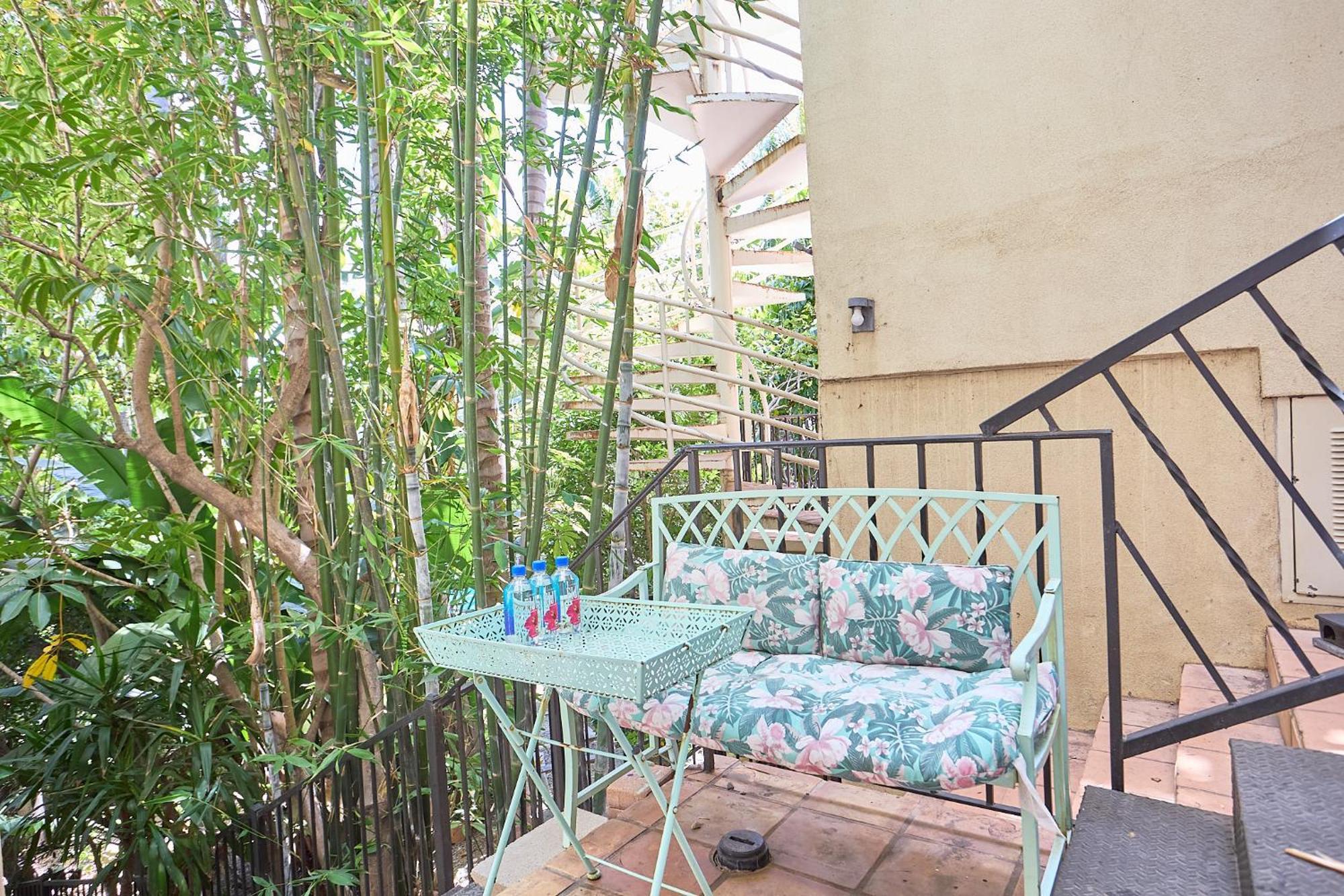 Homestay Beverly Hills Spanish