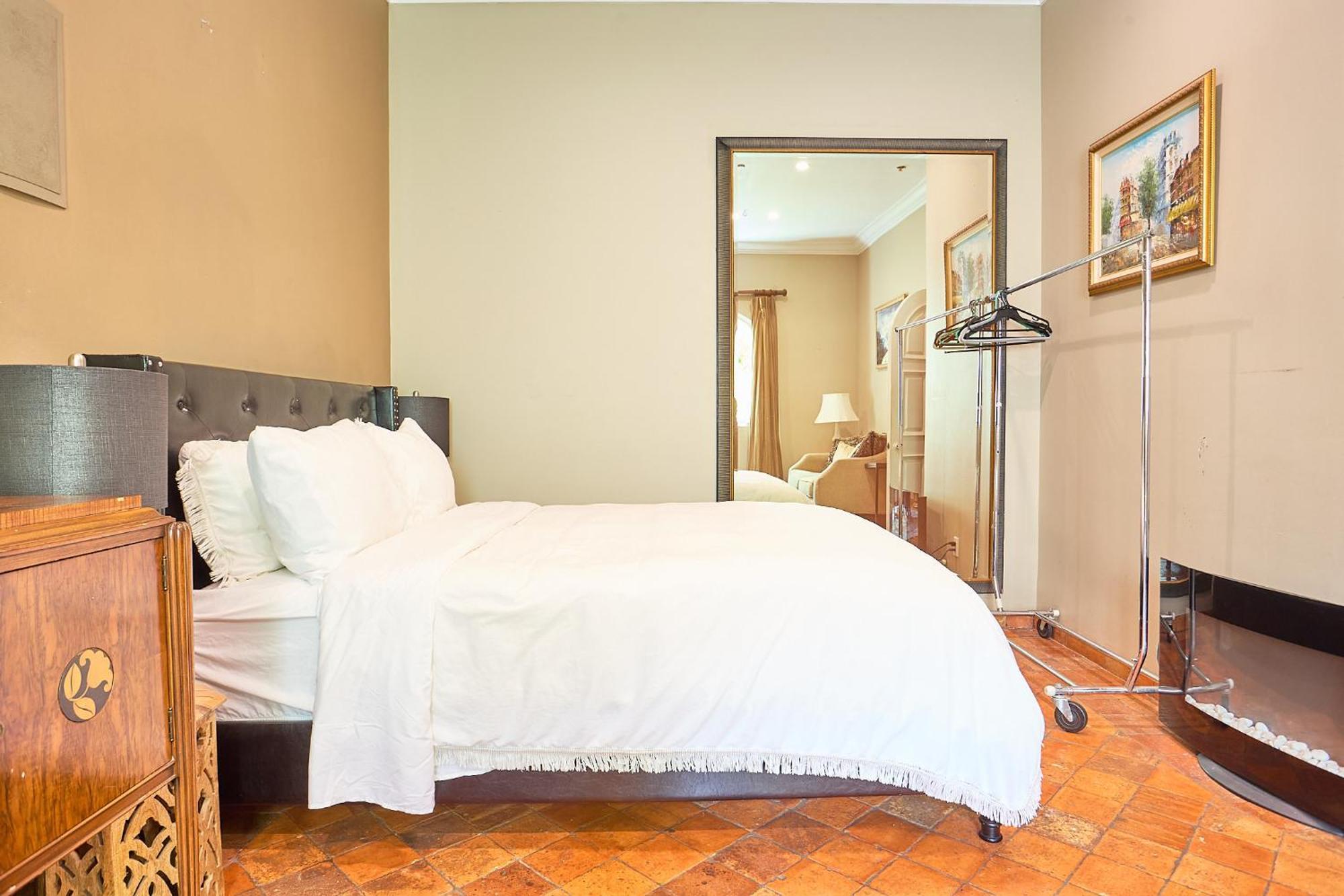 Beverly Hills Spanish Homestay *
