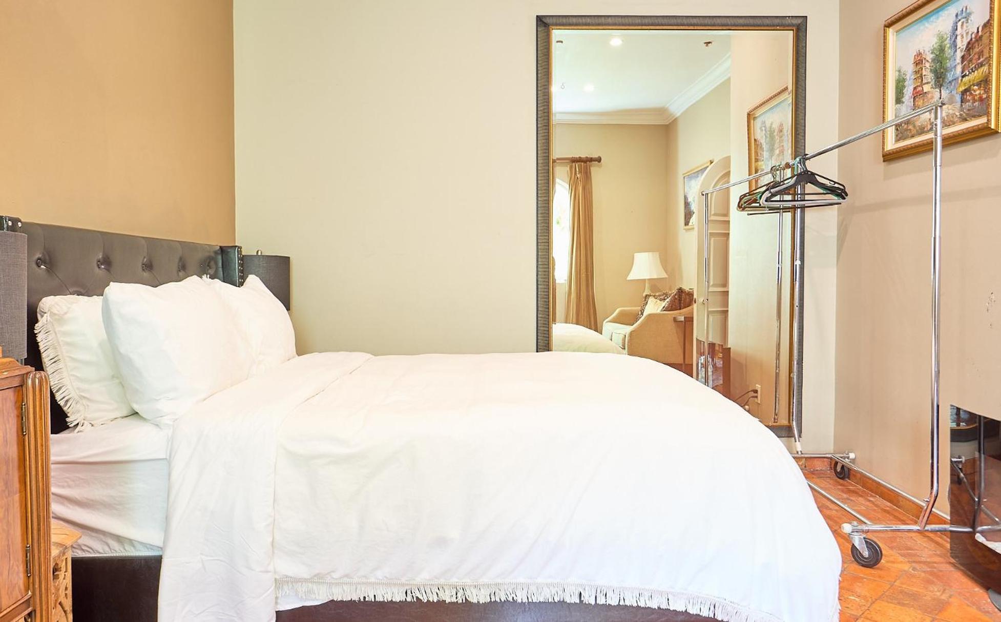 Homestay Beverly Hills Spanish