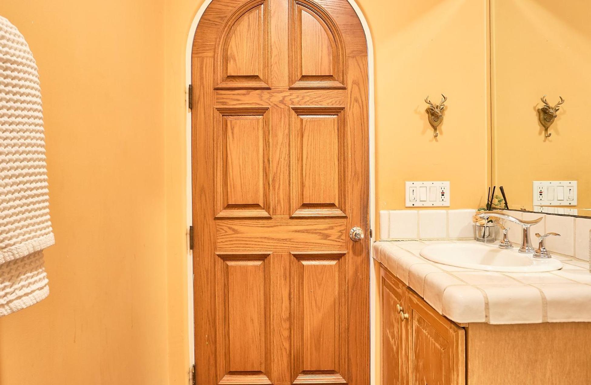 Homestay Beverly Hills Spanish *