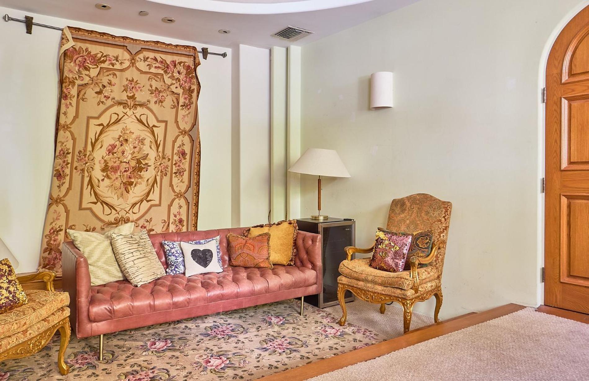 Homestay Beverly Hills Spanish